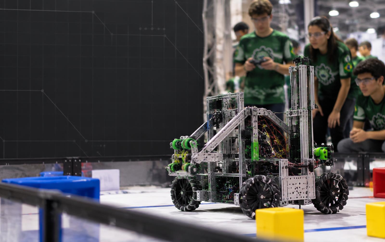 Robô de competição em uma arena de robótica educacional